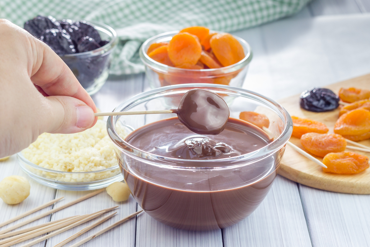 Halloween dental tips, Making apricot and prunes lollipops, covered with chocolate and macadamia nuts